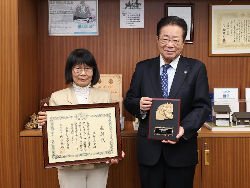 受賞を報告する飛田さんの様子