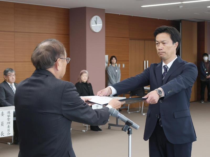 当選証書付与の様子