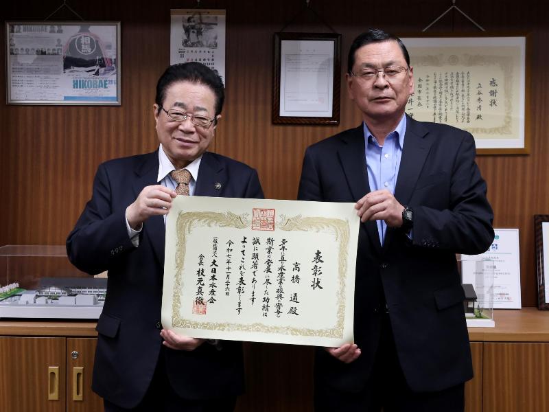 受賞を報告する様子