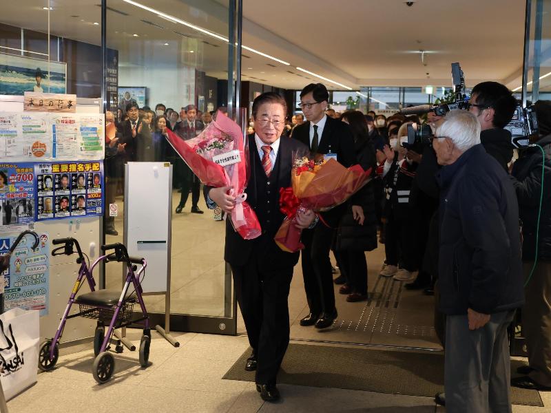 職員らに見送られる立谷市長