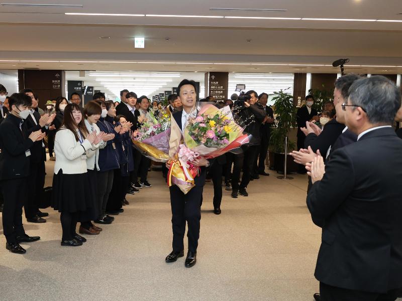 職員らに出迎えられる阿部市長