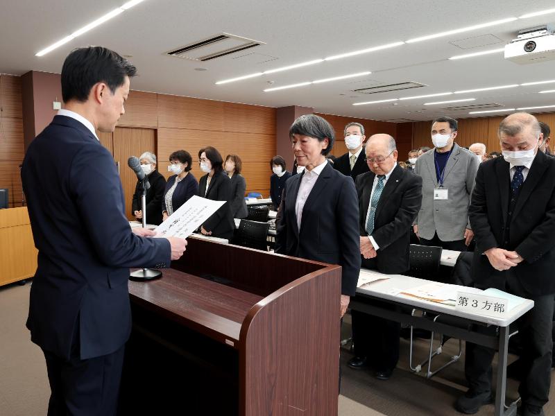 民生委員に委嘱状を伝達する様子