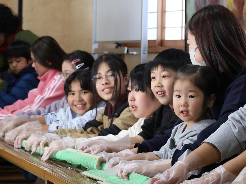 恵方巻きを作る様子