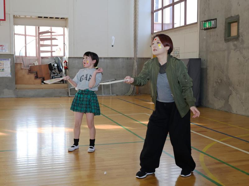 羽根付きで遊ぶ様子