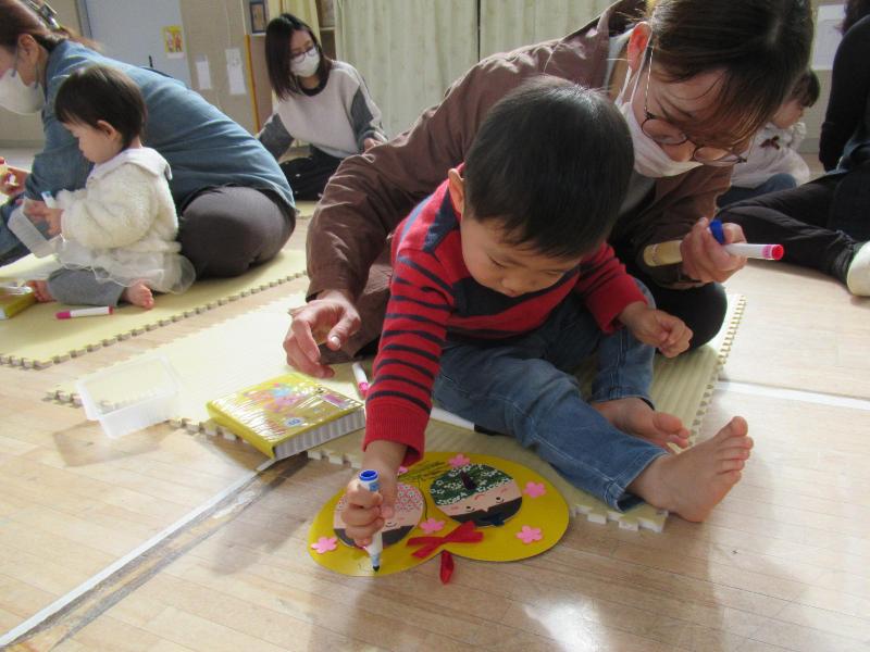 ひなかざりを作成する親子