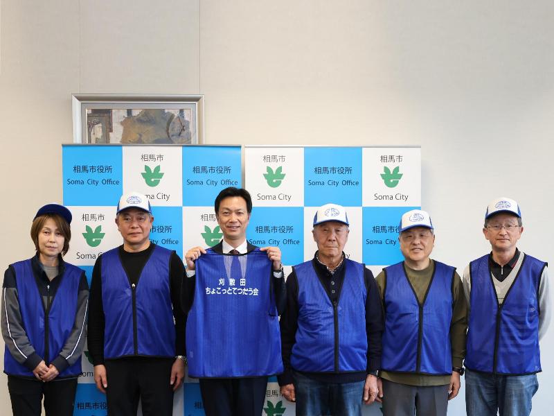 ユニフォーム贈呈の様子