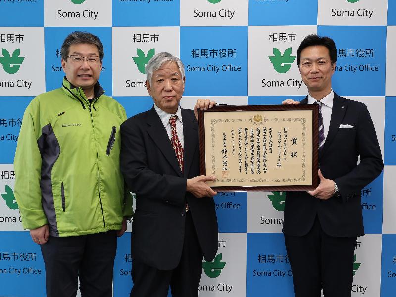 受賞を報告する様子