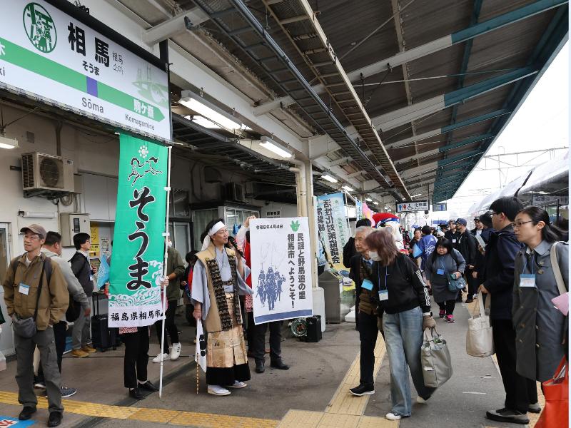 観光客を出迎える様子