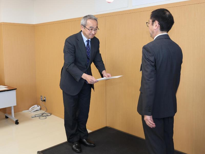 委嘱状交付の様子