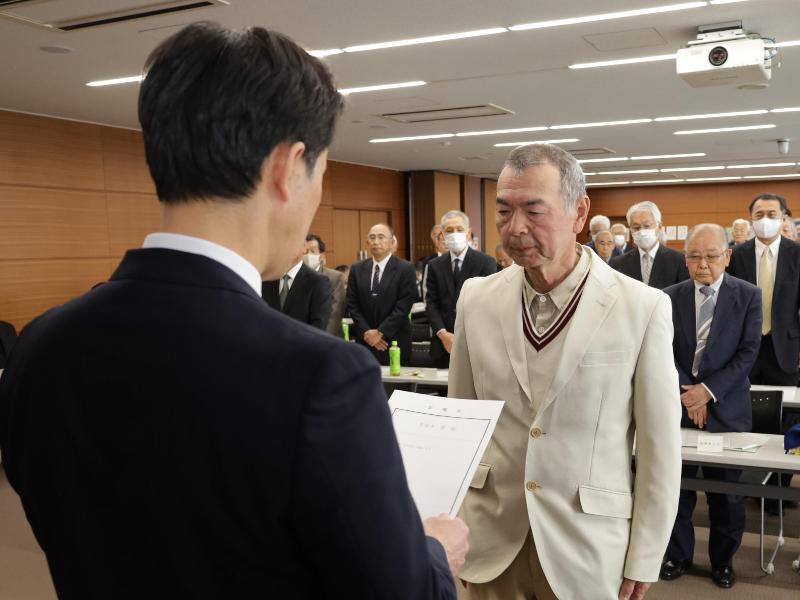 委嘱状を手渡す様子