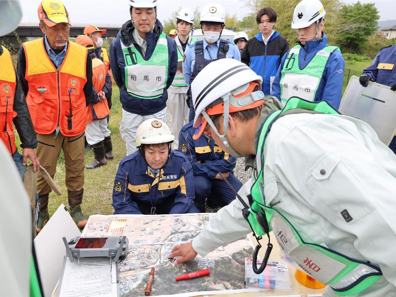 宇多川河川敷に設置された本部で指示を行う様子