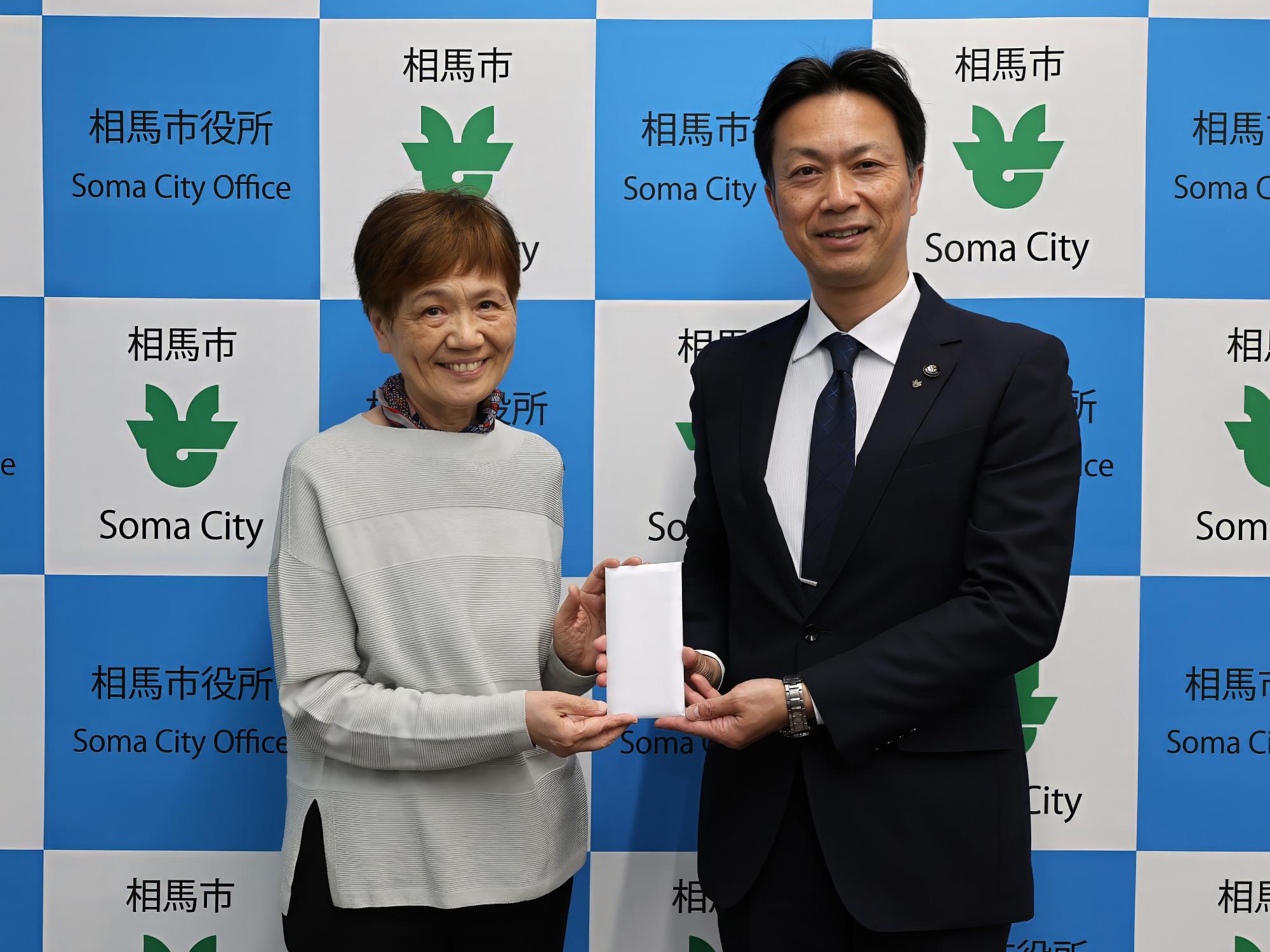 寄付金を手渡す様子