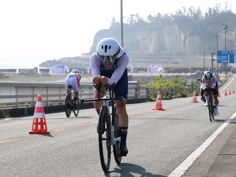 松川浦大橋を駆け上がる様子