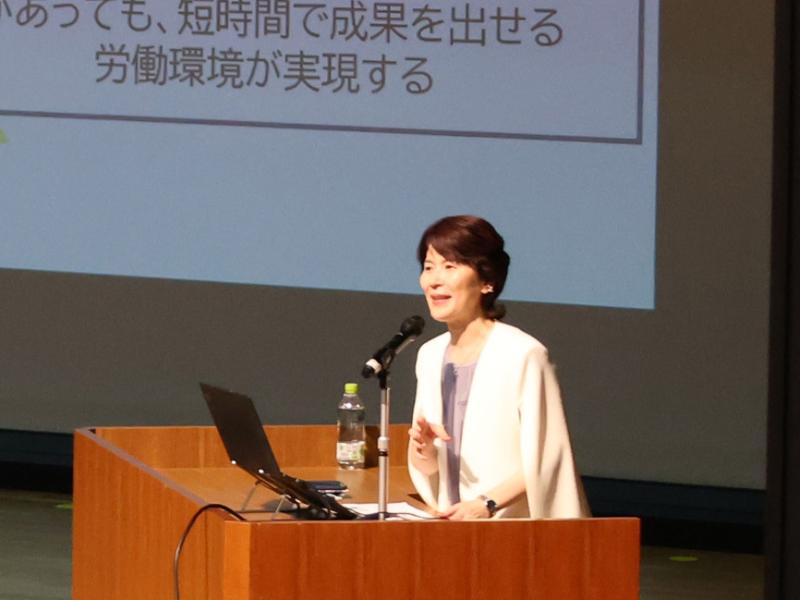 説明する講師
