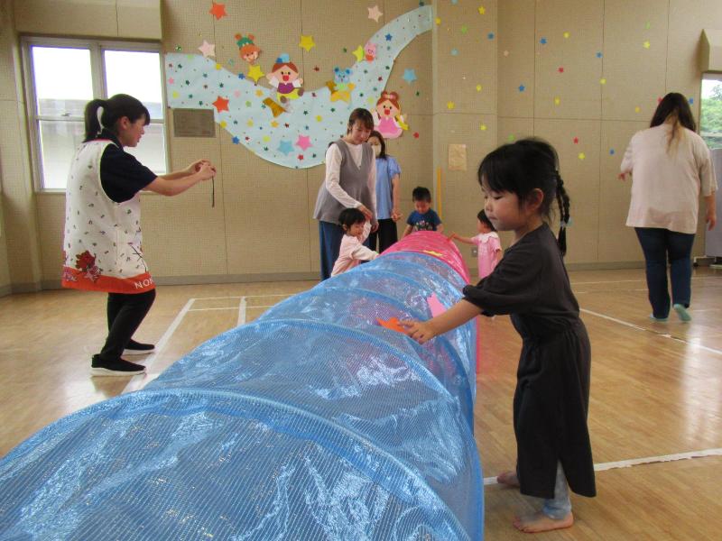 七夕にちなんだ遊びをする様子