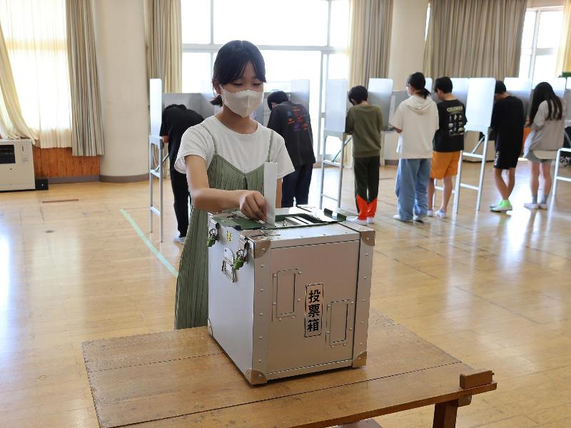 投票する児童ら