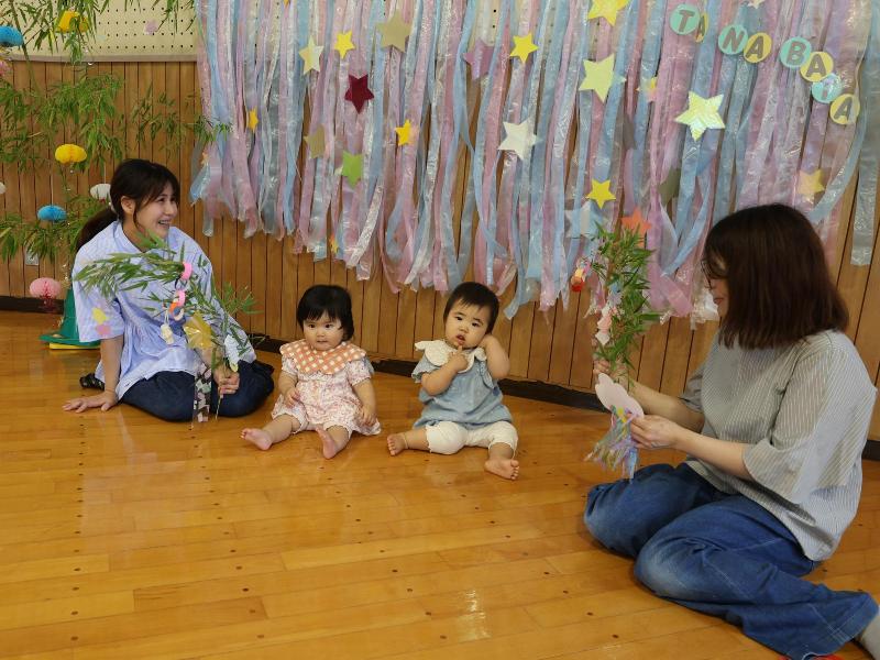 七夕を飾り付けした親子