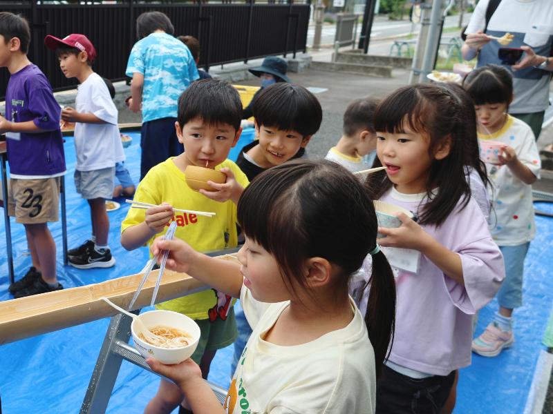 流しそうめんを楽しむ様子