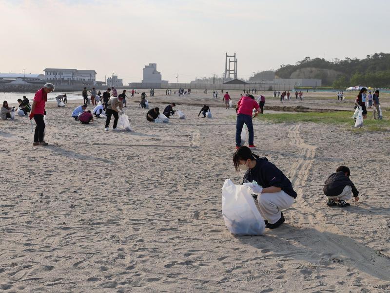 ゴミを拾う参加者