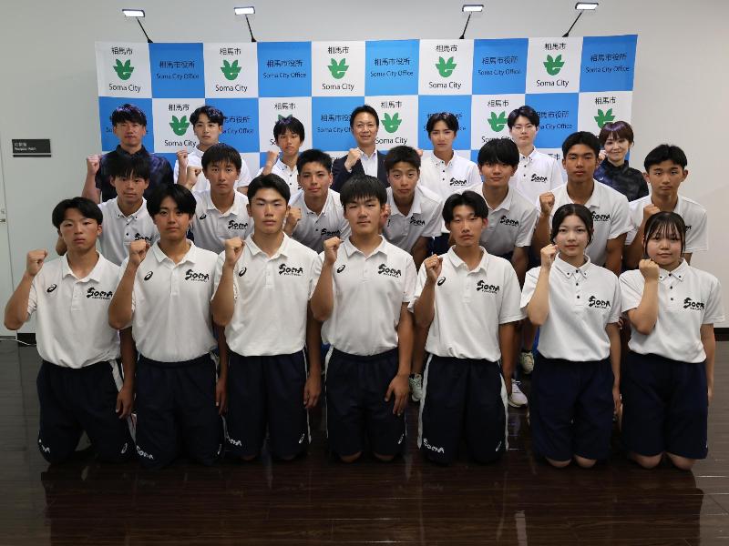 選手らの集合写真