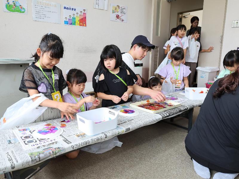 うちわを作成する様子
