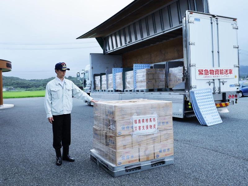 支援物資の水を確認する阿部市長