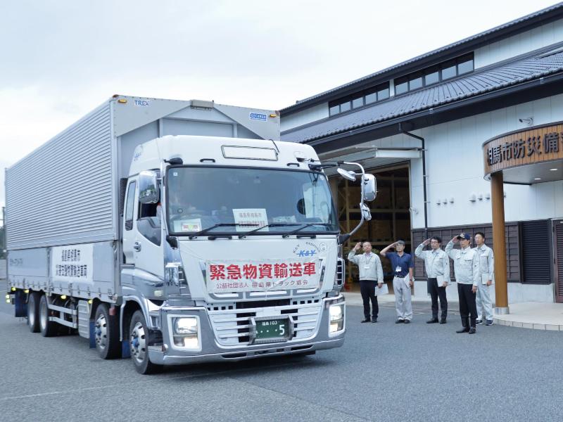支援物資を積んだトラックを見送る様子