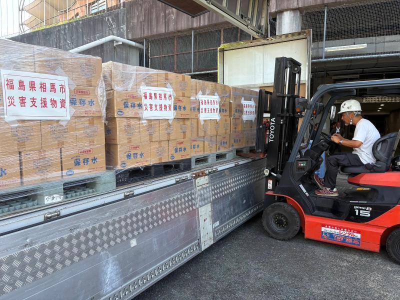 相馬市からの災害支援物資の荷下ろしの様子