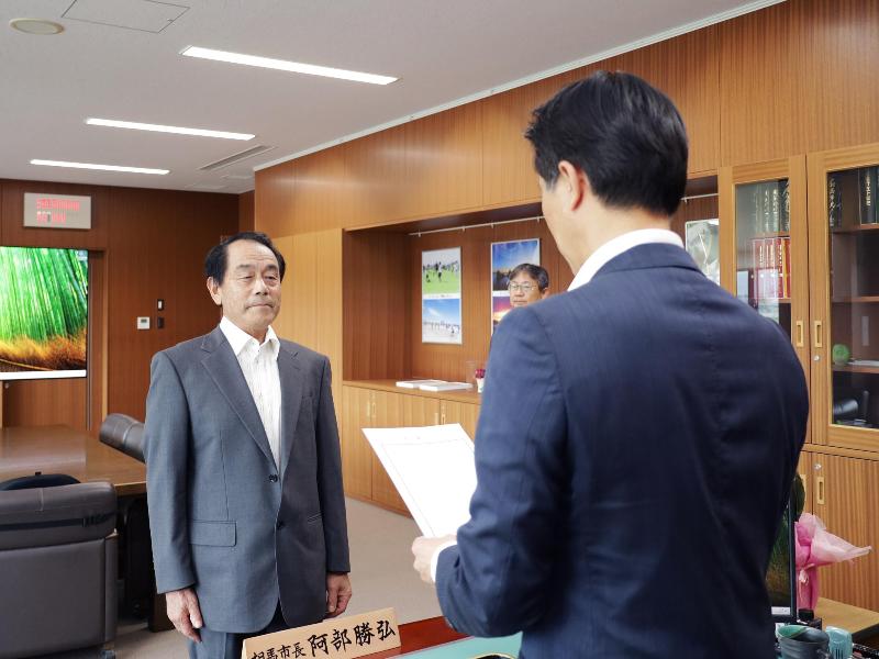 委嘱状を手渡す様子