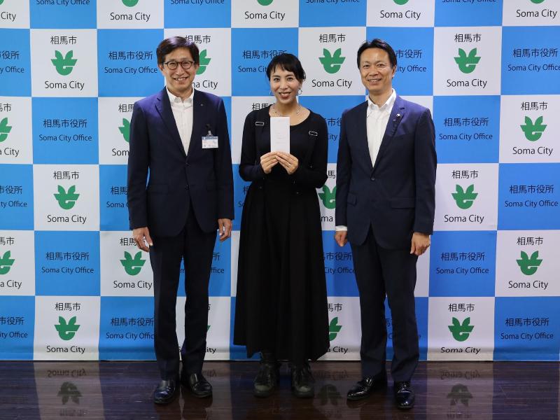寄付金を手渡す様子