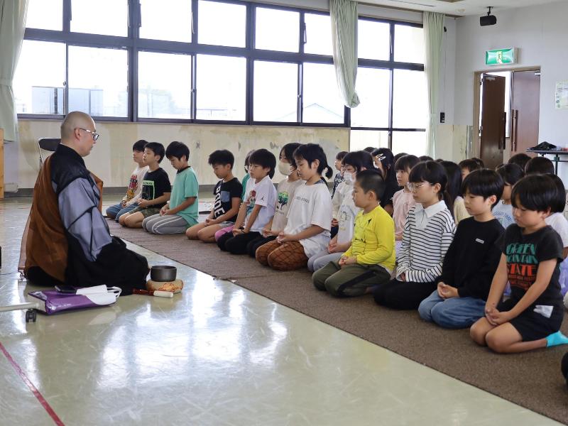 座禅で瞑想する児童ら