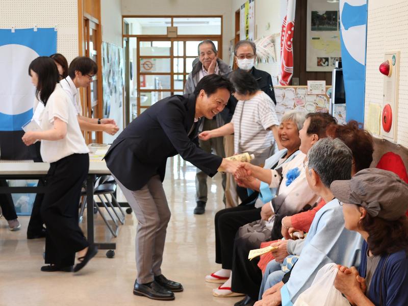 市長と交流する日立木地区の高齢者ら