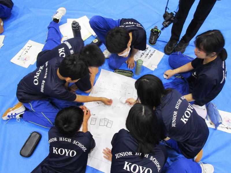 避難所運営ゲームをする生徒ら