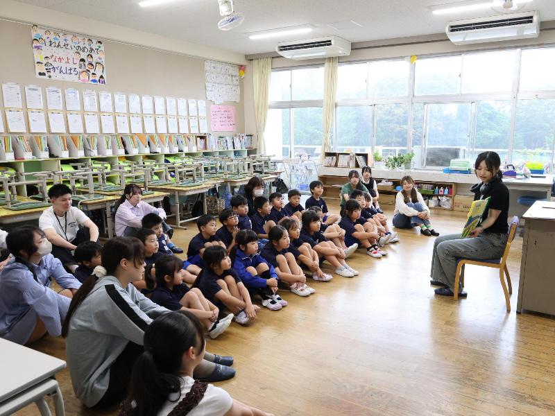 児童と交流する様子