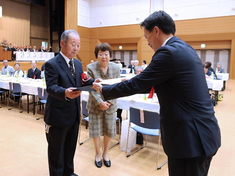 表彰を受ける金婚夫婦2