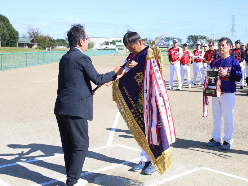 優勝旗返還の様子