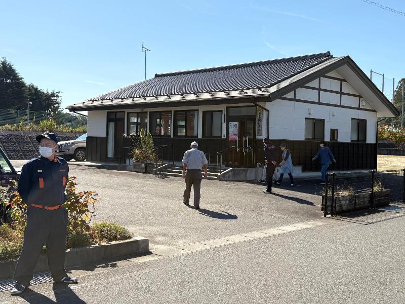自宅から避難してくる住民ら