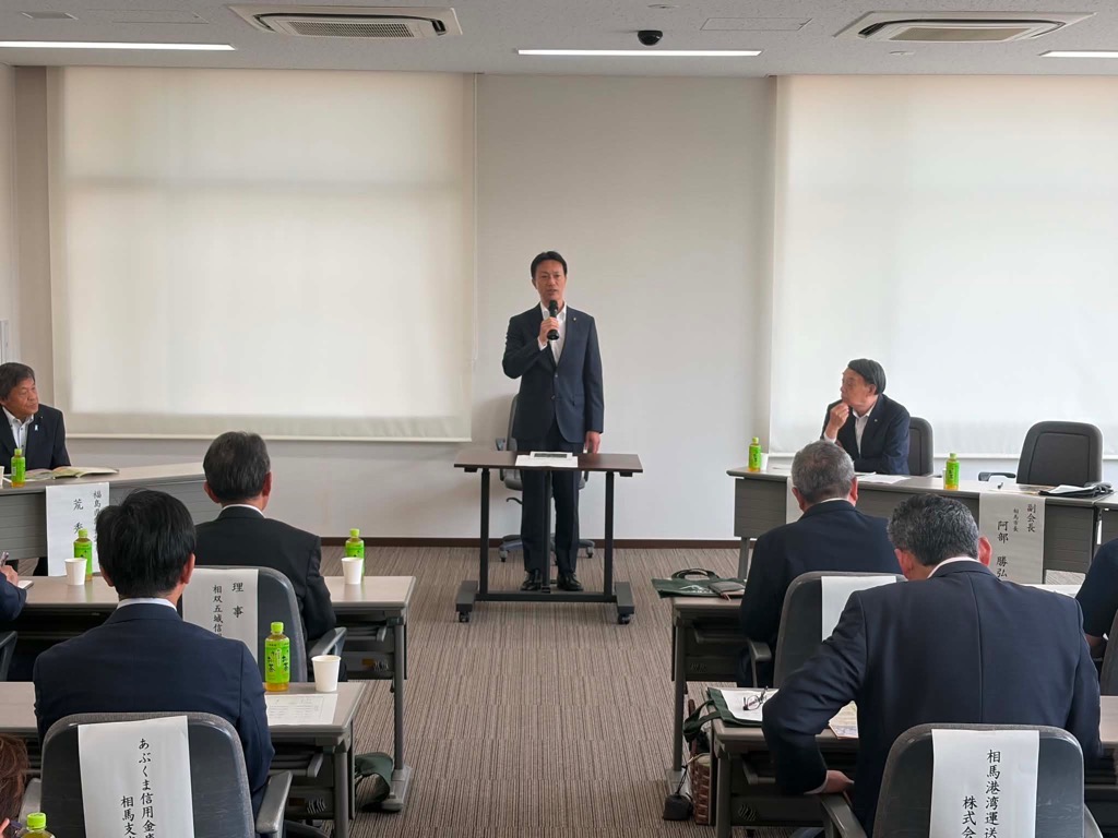 あいさつする市長