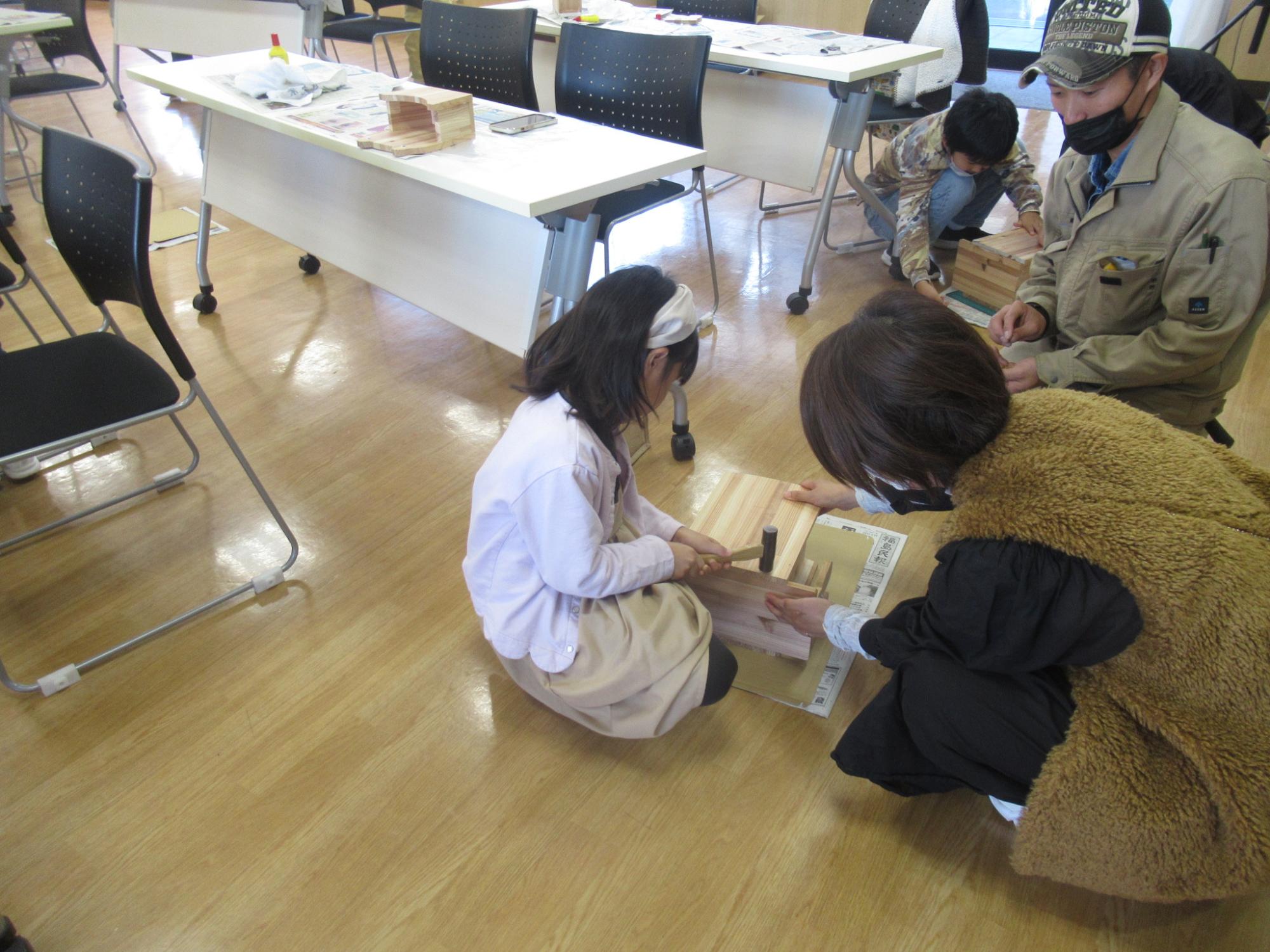 木工教室で県産材を使って棚を組み立てる参加者の様子