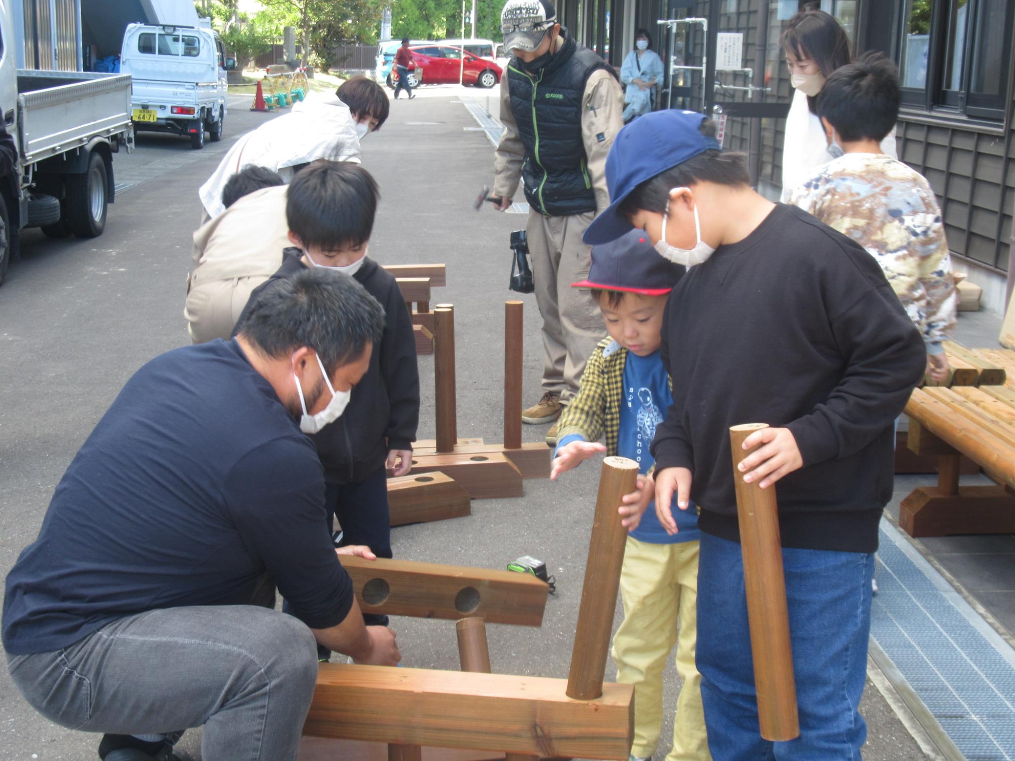 木工教室で県産材を使ってベンチを組み立てる参加者の様子