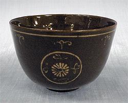 相馬駒焼 菊象嵌茶碗の写真