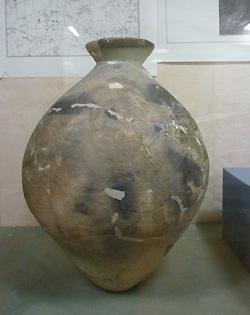 藤堂塚遺跡出土の壺の写真