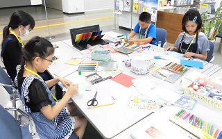 紹介文を作る様子