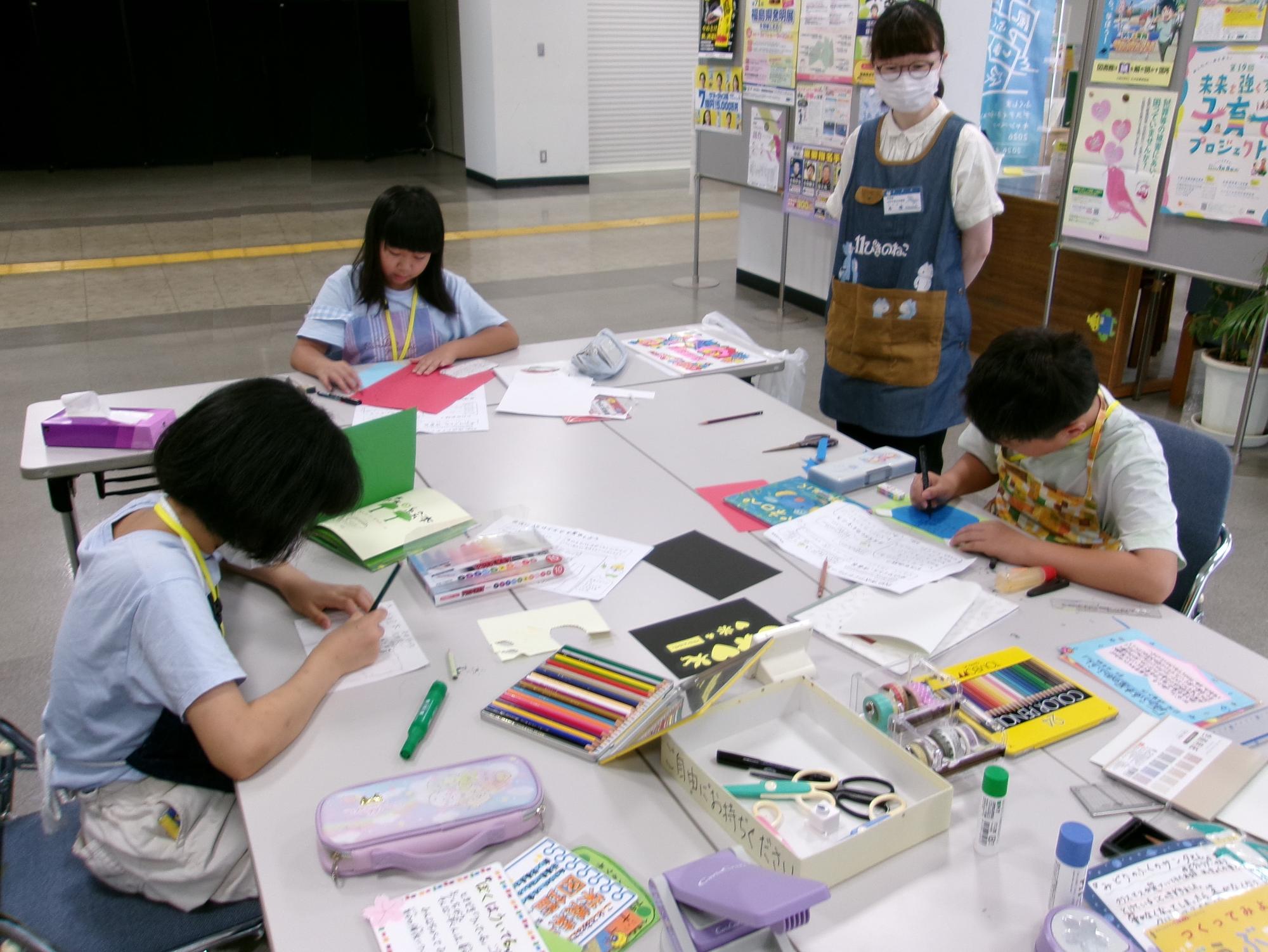 紹介文を作る様子