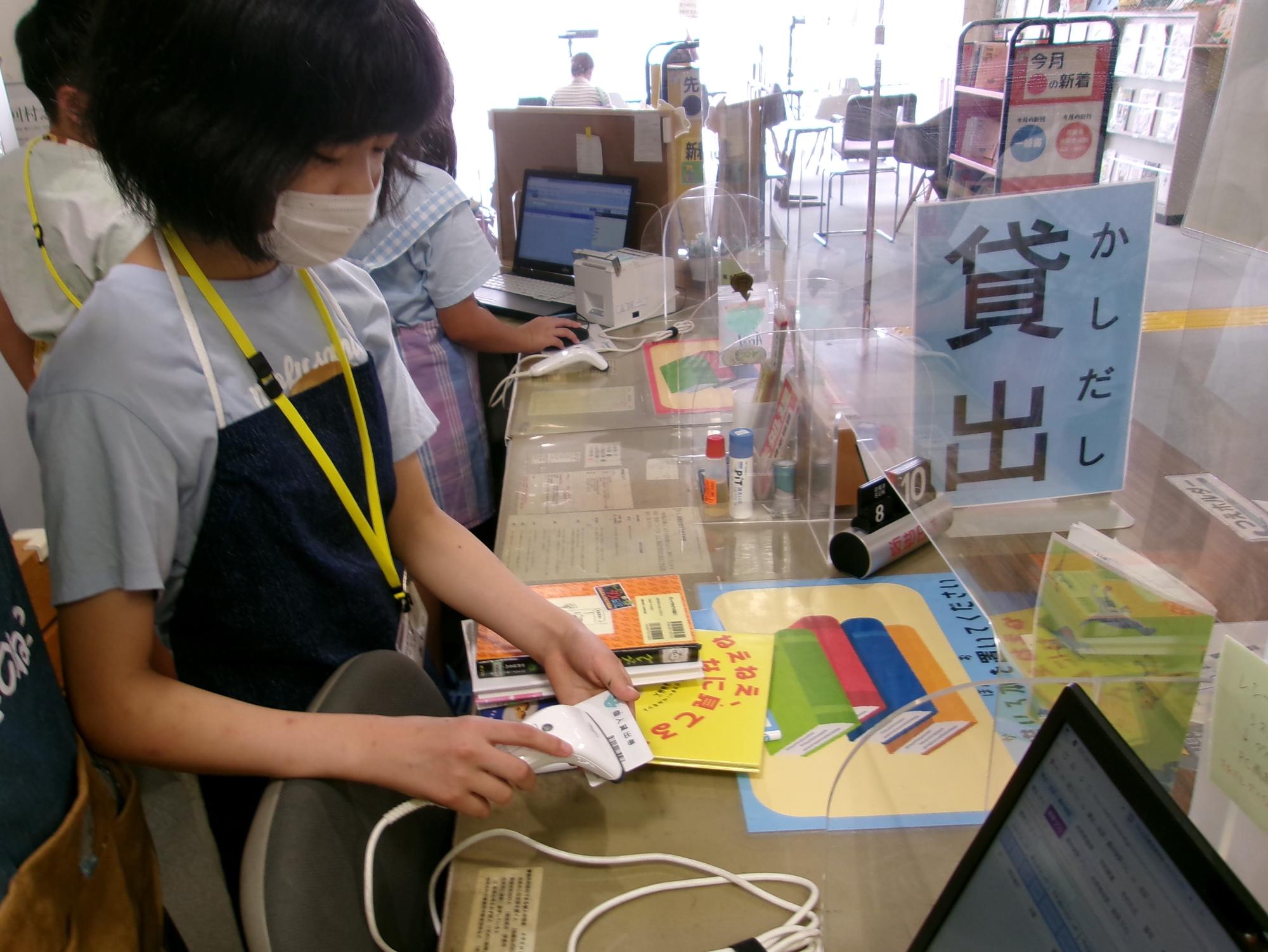 窓口の仕事の様子
