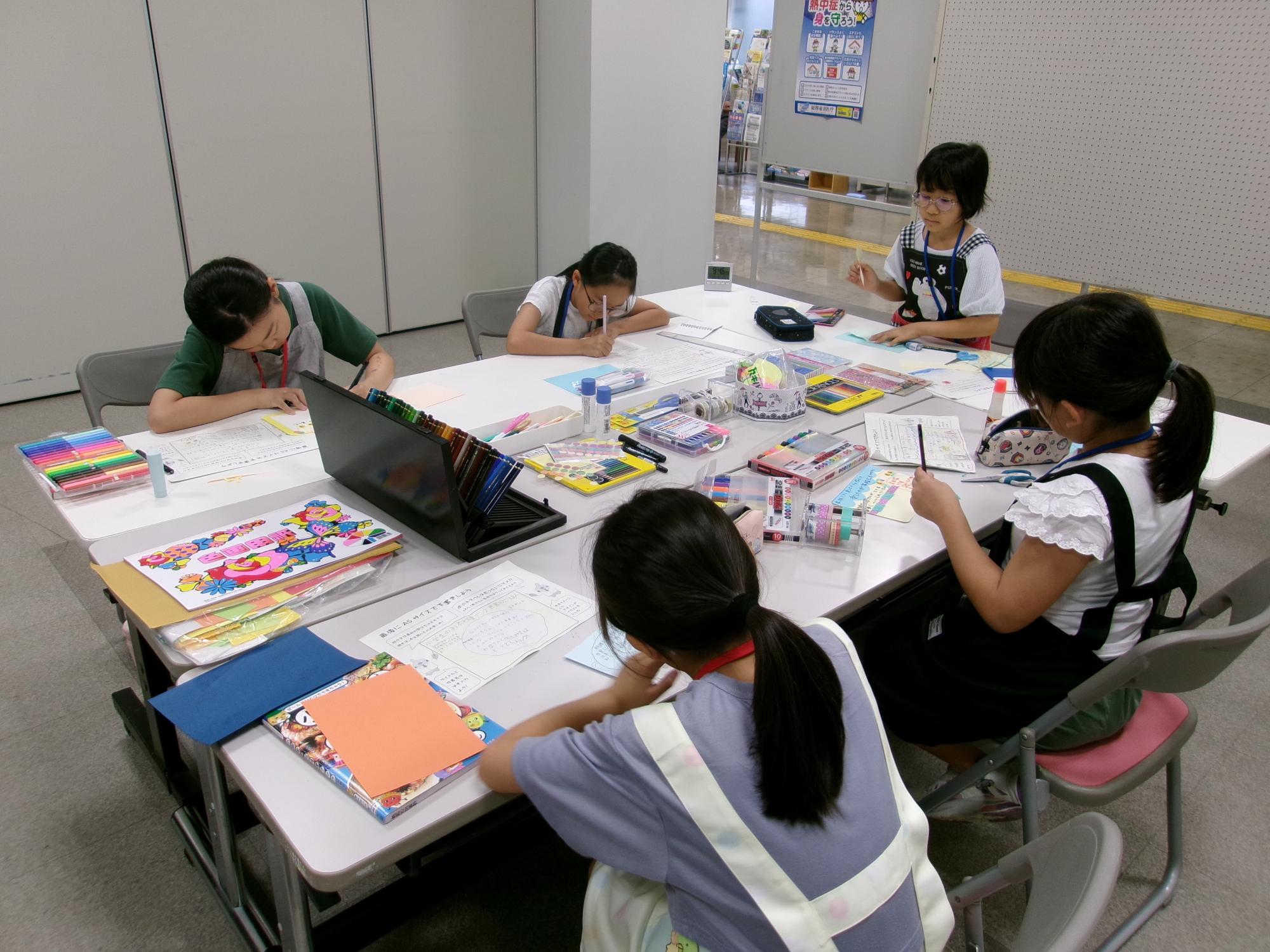 紹介文を作る様子