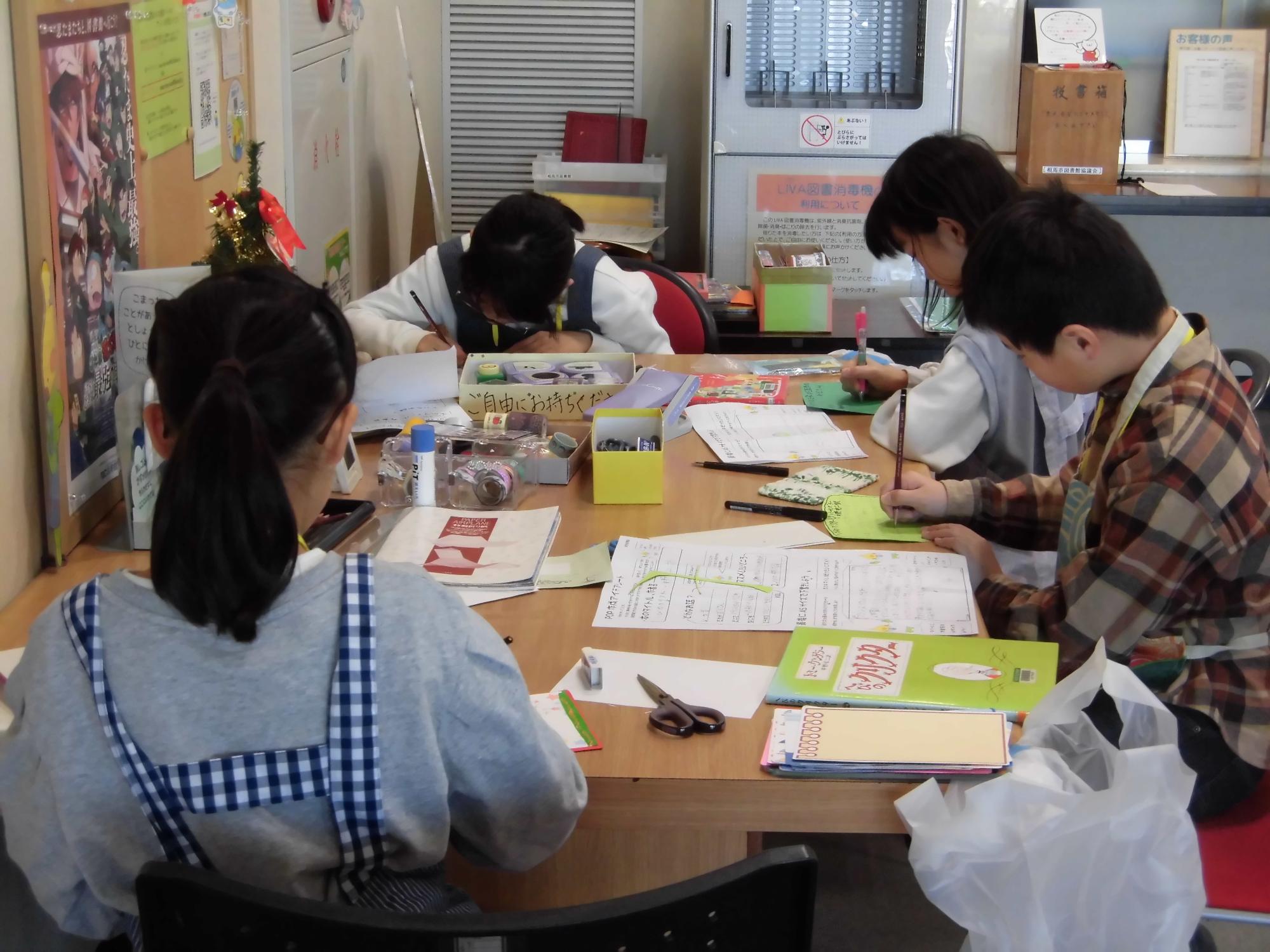 POPを作る様子