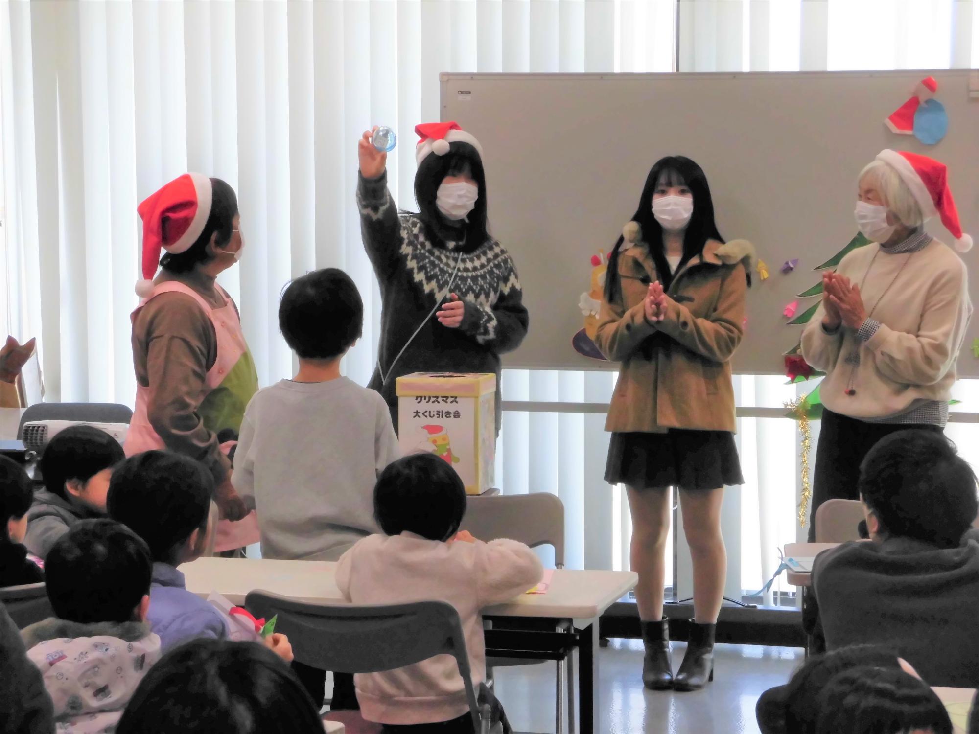 プレゼント抽選会の様子