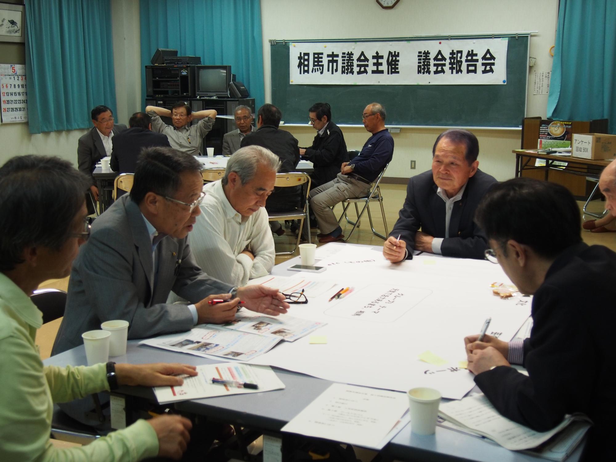 八幡公民館での議会報告会の様子