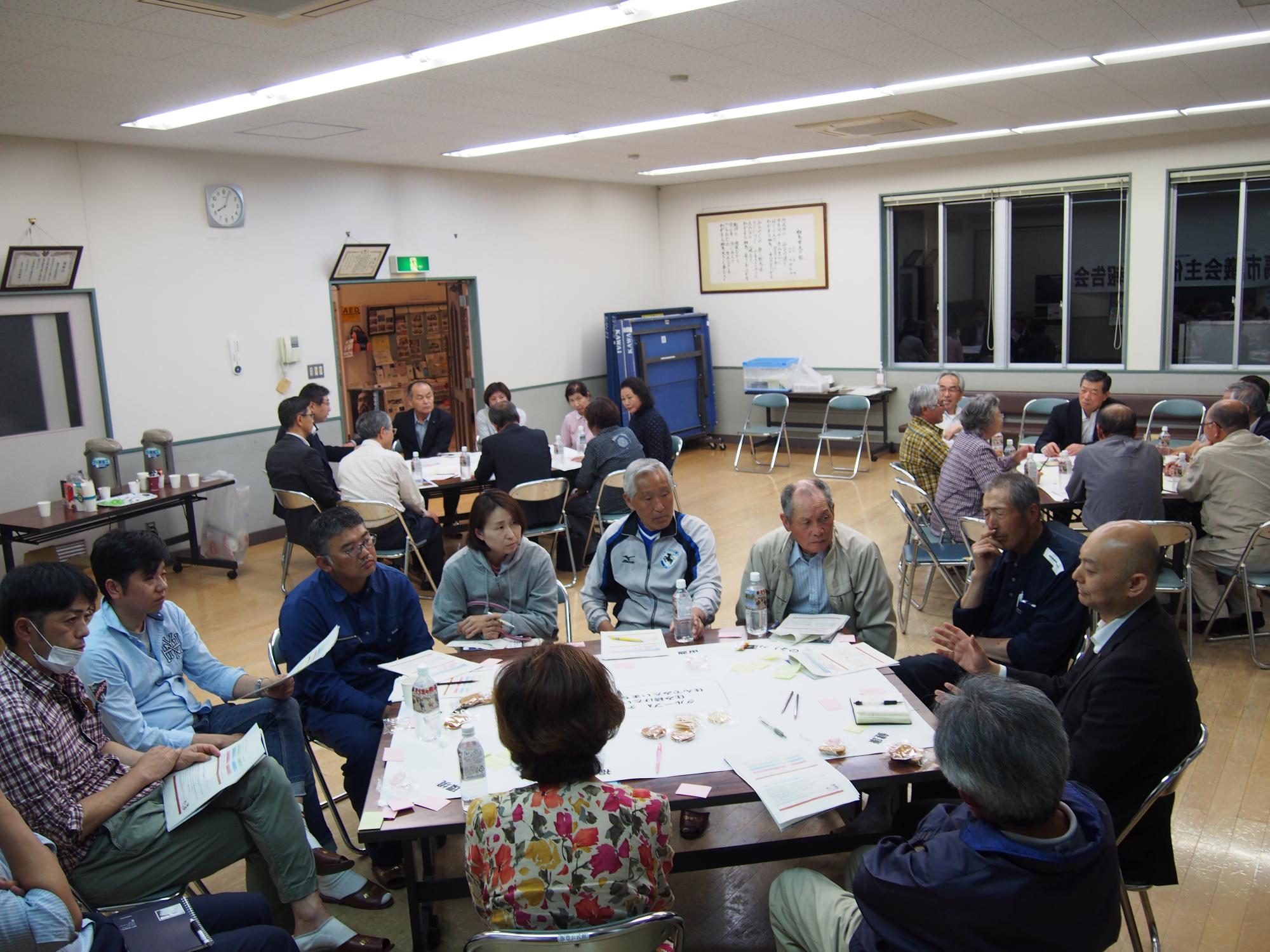 飯豊公民館での議会報告会の様子